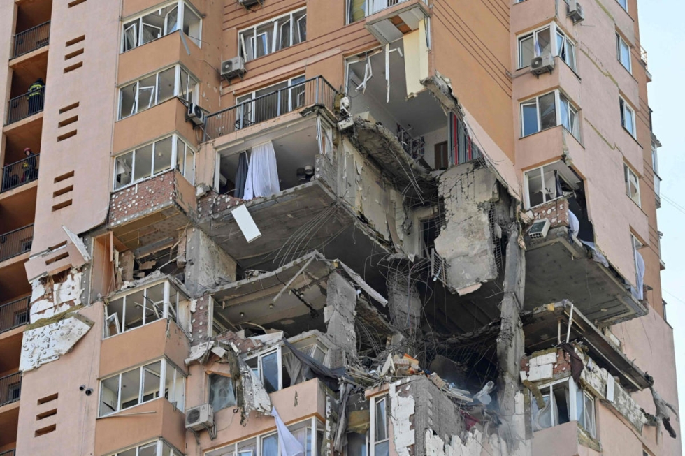 Kiovan taisteluissa lauantaina vaurioitunut korkea kerrostalorakennus. Lehtikuva/AFP