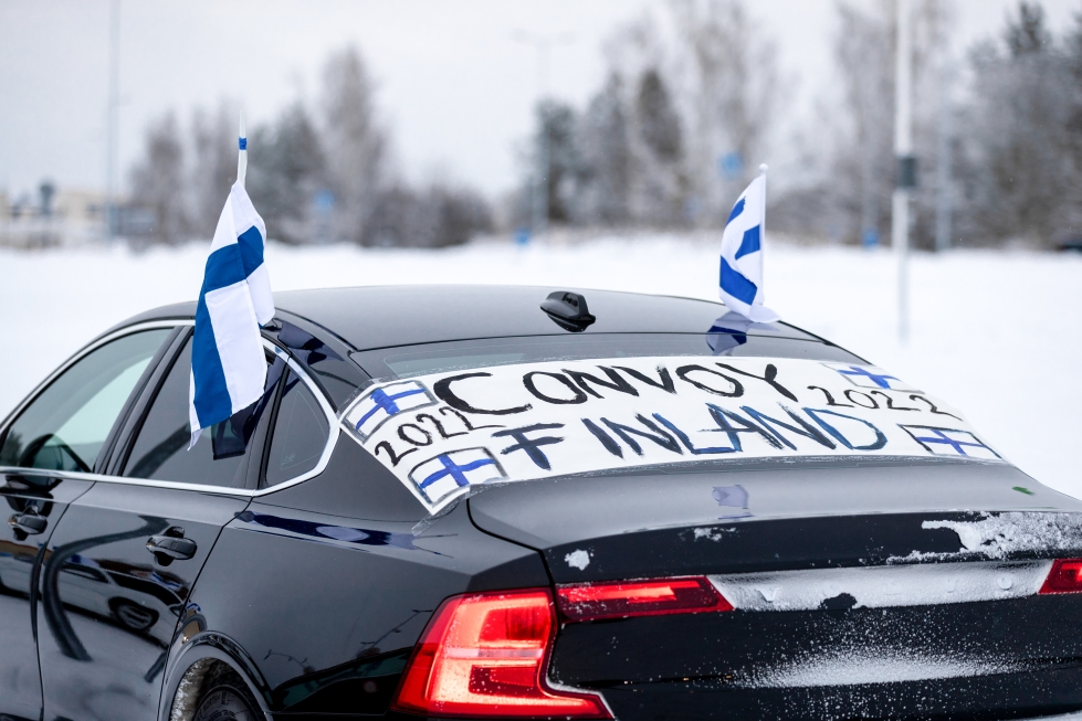 Usea Helsinkiä kohti convoy- mielenosoitukseen Seinäjoelta startannut auto oli koristeltu siniristilipuin.