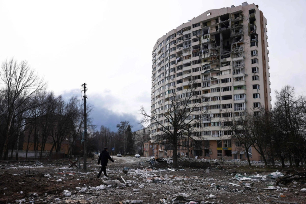 Pommituksissa vahingoittunut rakennus Ukrainan Tshernihivissä. 