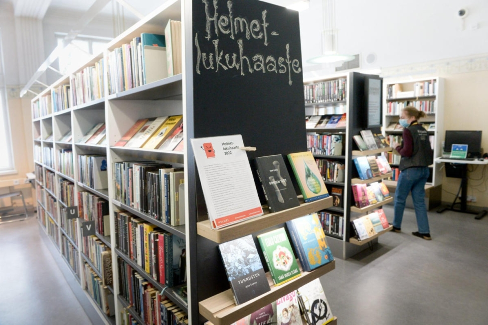 Yhä useampi suomalainen varaa aineiston kirjaston nettisivuilla ja käy kirjastossa vain noutamassa varauksensa. LEHTIKUVA / MIKKO STIG
