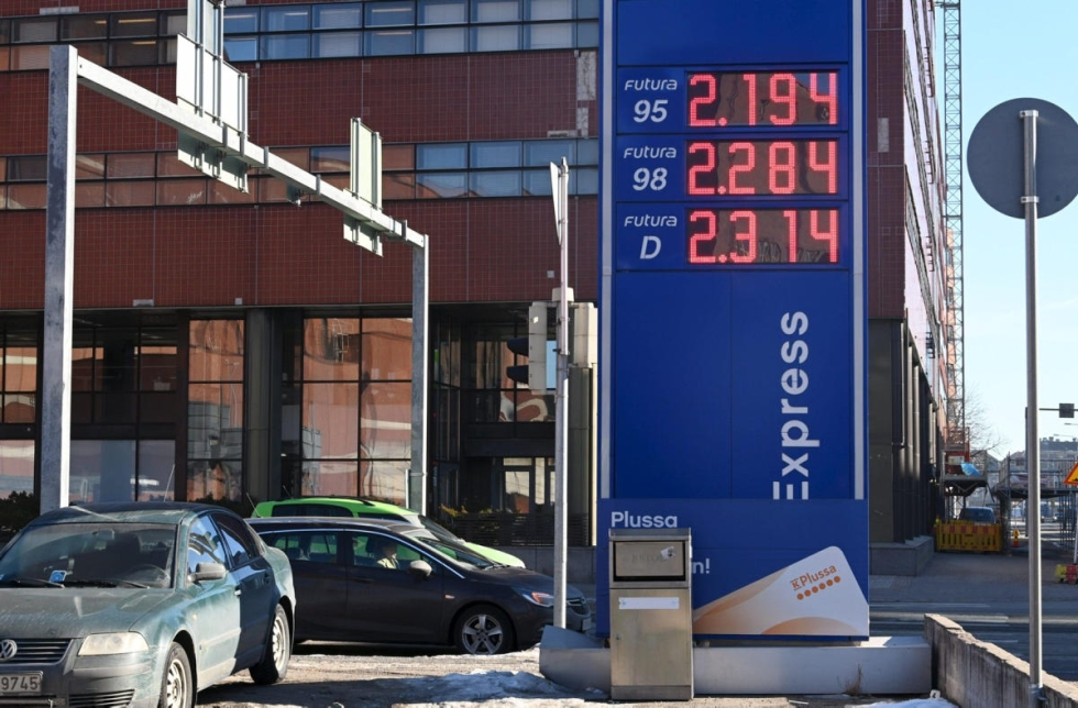 Polttoaineen hinta on ollut viime viikkoina ennätyslukemissa. Lehtikuva / Jussi Nukari