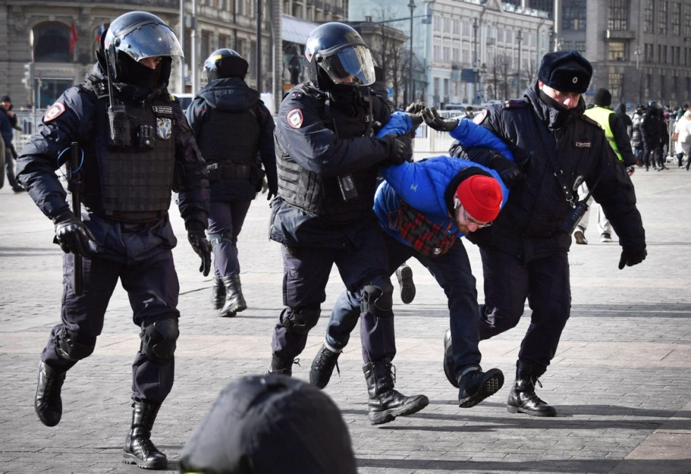 Venäjällä poliisi on ottanut tänään kiinni yli 800 mielenosoittajaa, jotka ovat vastustaneet maansa sotatoimia Ukrainassa. Kuva Moskovasta sunnuntailta. LEHTIKUVA/AFP