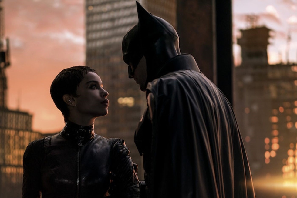 Zoë Kravitz ja Robert Pattinson esittelevät uudenlaisen Batmanin tarinan elokuvassa The Batman. 