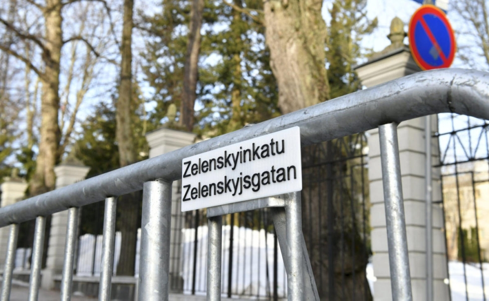 Zelenskyinkatu-kyltti Venäjän suurlähetystön edustalla Helsingin Tehtaankadulla tänään. LEHTIKUVA / HEIKKI SAUKKOMAA