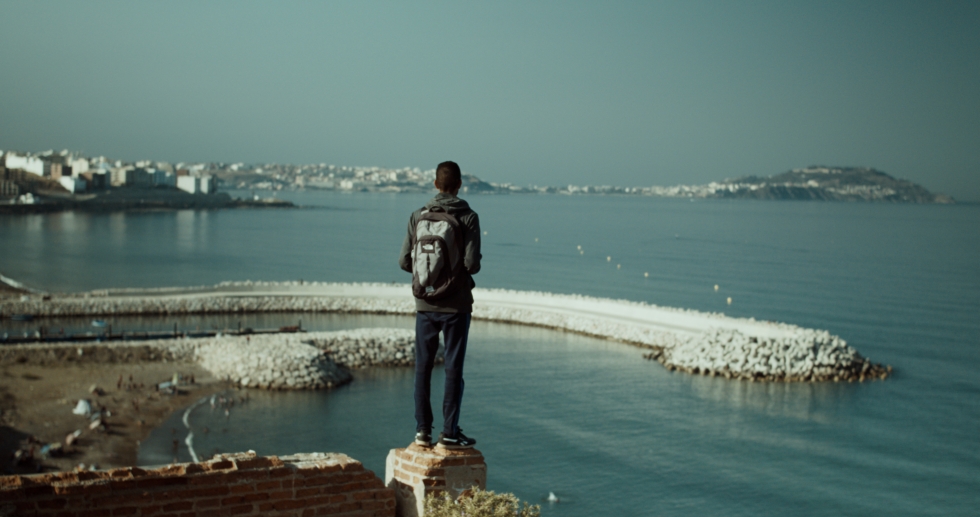 Dokumentin toinen päähenkilö, marokkolainen Mohamed, katselee Gibraltarilla kohti Eurooppaa.