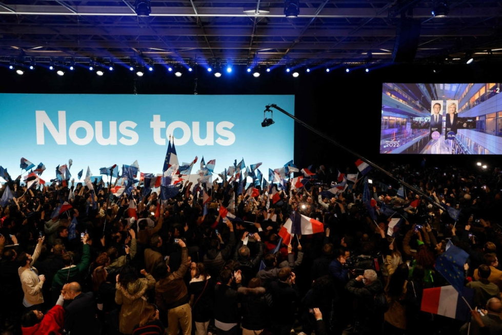 Ranskassa presidentti Emmanuel Macronin puolueen kannattajat kokoontuivat sunnuntaina vaalivalvojaisiin seuraamaan ensimmäisen kierroksen tulosta. LEHTIKUVA / AFP