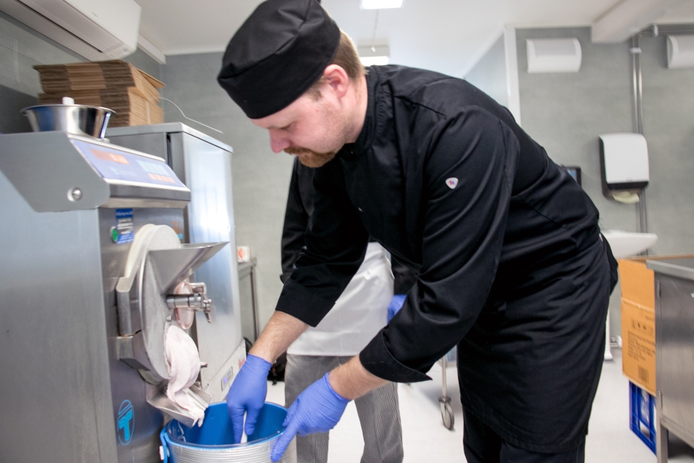 Mathias Westerlund valuttaa valmista mansikkajäätelöä astiaan, josta se pakataan purkkeihin. Päivässä valmistuu noin 300 purkillista.