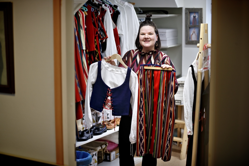 Toiminnanjohtaja Marja Palo esittelemässä kansallispukuja Etelä-Pohjanmaan Nuorisoseuran pukuvuokraamossa.