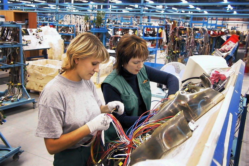 Työntekoa Karhakos Oy:n tehtaalla Kostamuksessa vuonna 2005. Valtaosa tehtaan työntekijöistä oli naisia. Arkistokuva.