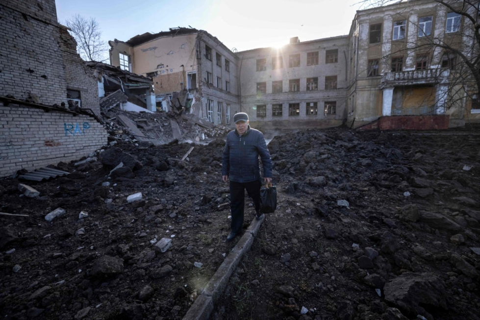 Ukrainan puolustusministeriön mukaan Venäjä tavoittelee nyt Donetskin ja Luhanskin alueiden täydellistä hallintaa. Kuva on otettu tiistaina Kramatorskissa Donetskin alueella. LEHTIKUVA / AFP 