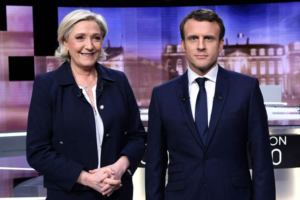 Ranskassa järjestetään tänään illalla presidentinvaalien toisen kierroksen vaaliväittely. Kuvassa 2. kierroksen ehdokkaat Marine Le Pen (vas.) ja Emmanuel Macron. LEHTIKUVA/AFP