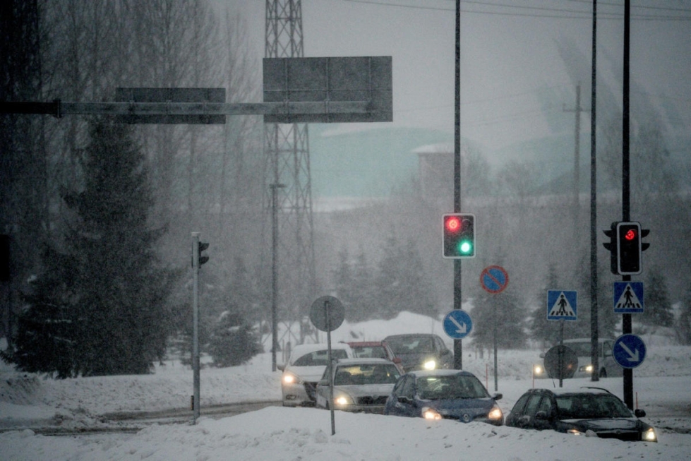 Maanantaina uutta lunta voi sataa eteläisessä sekä keskisessä Suomessa 5–10 senttiä ja maan itäosassa jopa 15 senttiä. LEHTIKUVA / MIKKO STIG