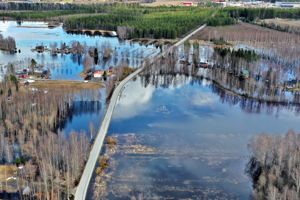 Kuortaneenjärvi tulvii. Vedenpinta järvellä oli torstaina aamupäivällä 76,87 vahinkorajan ollessa 76,90 metriä.
