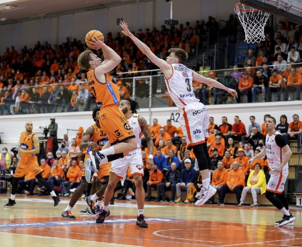 Vilppaan Perttu Blomgren yritti torjua Karhu Basketin Severi Kaukiaisen (vas.) heiton koripallon miesten Korisliigan ensimmäisessä loppuottelussa maanantai-iltana Kauhajoella.