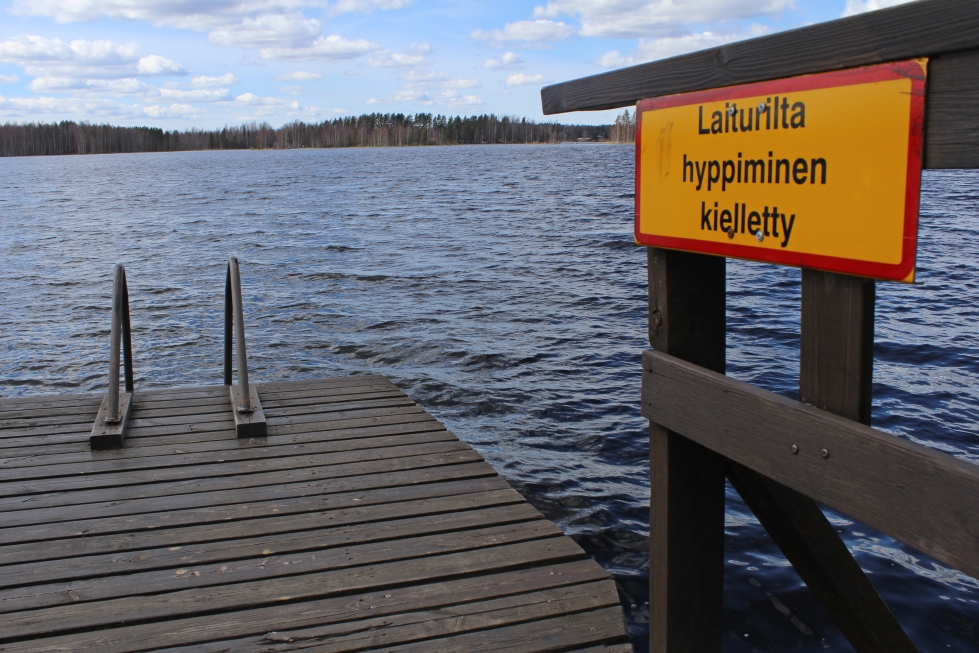 Vesi oli toukokuun ensimmäisellä viikolla jo jäistä vapaa Alavuden Kuorasjärven Majanlahdella.