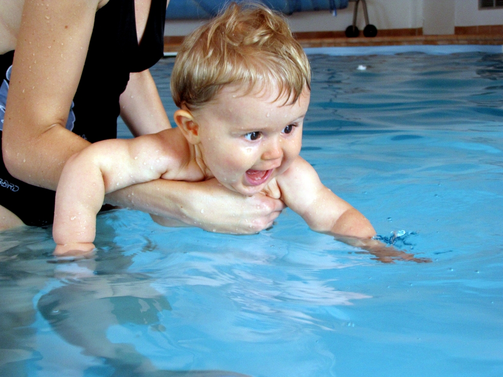 Vauvauinnissa ulostevahinkoja pyritään estämään uimavaipan avulla. Vaipat pitävät kakat sisällään. 