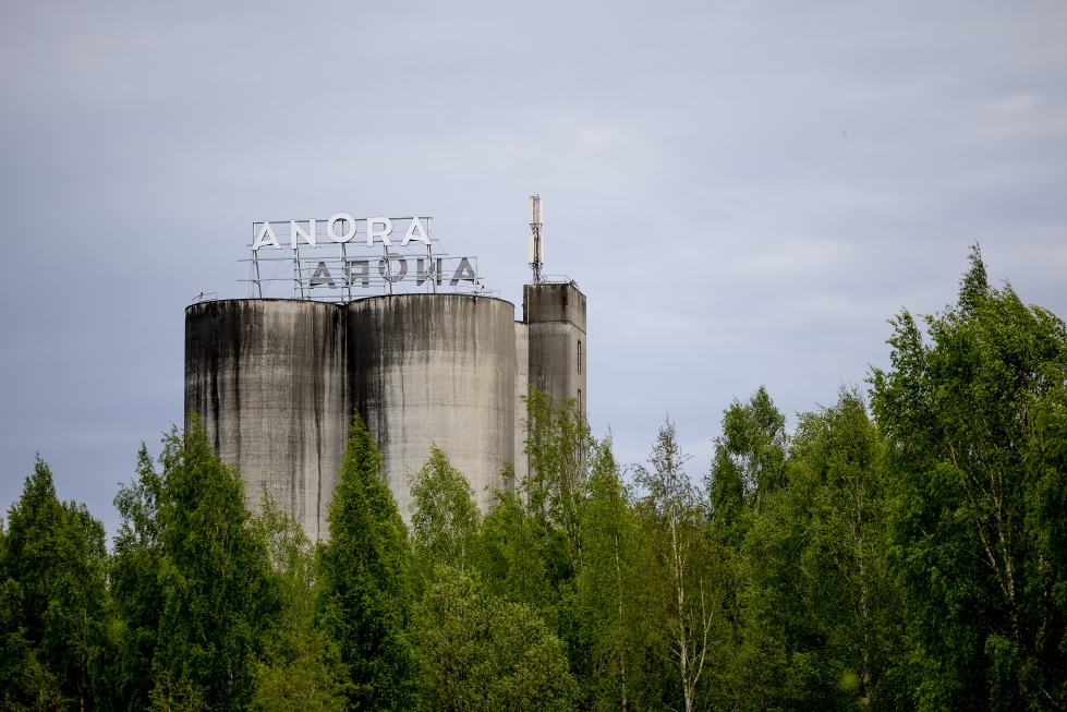 Altia ja Arcus yhdistyivät Anoraksi syyskuussa 2021. Samalla vaihtui myös kyltti Koskenkorvan tehtaalla, joka on iso kotimaisen ohran käyttäjä. Arkistokuva.
