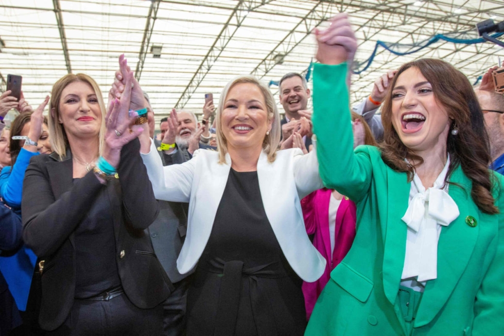 Sinn Feinin varapuheenjohtaja Michelle O'Neill (kesk.) kuvaili äänestyksen olevan "ratkaiseva hetki muutokselle", ja hän ennusti uutta aikakautta Pohjois-Irlannille. Lehtikuva/AFP
