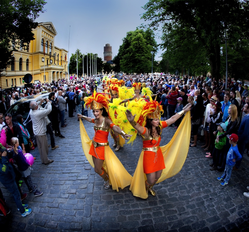 Menneinä vuosina sambakulkue oli Vaasan Taiteiden yön yksi kohokohta. Tänä vuonna tulee karnevaalikulkue ensi kertaa. Arkistokuva.