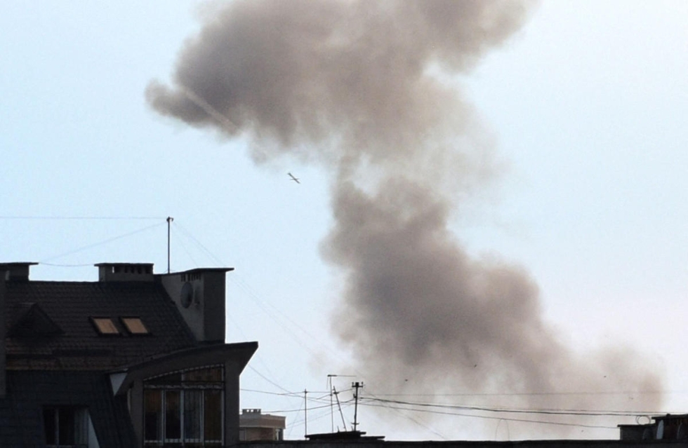 Lvivissä nousi tummaa savua ilmaiskujen aikana. LEHTIKUVA / AFP