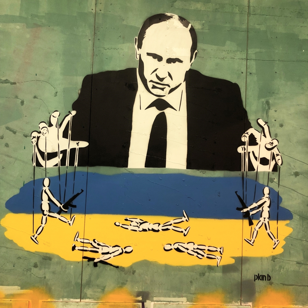Taiteilijan näkemys Putinista ja Ukrainan sodasta. Kaikki näyttelyn teokset ovat valmistuneet viimeisen kuukauden aikana.