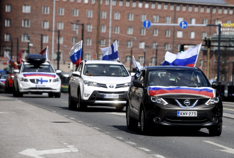 Venäjä-mielisten mielenosoittajien autokulkue sunnuntaina päättyi Helsingin keskustaan. LEHTIKUVA / VESA MOILANEN