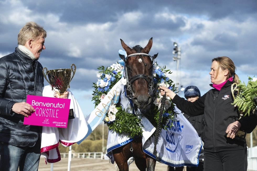 Erik Bondon (vas.) valmentama norjalaisori Cokstile voitti raviurheilun Finlandia-ajon Vermossa Espoossa vappupäivänä 1. toukokuuta, oikealla hevosen hoitaja Anu Intonen.