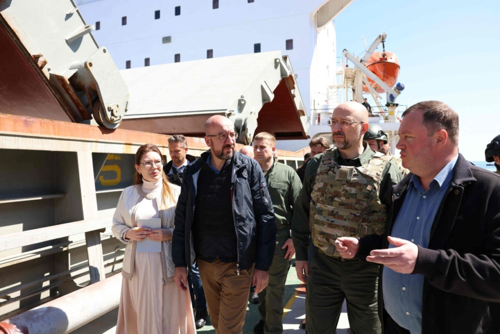 EU:n edustaja Charles Michel (toinen vasemmalta) vierailulla Odessan satamassa Ukrainan pääministerin Denys Shmyhalin (toinen oikealta) seurueessa tänään. LEHTIKUVA / AFP / handout / European Council press office