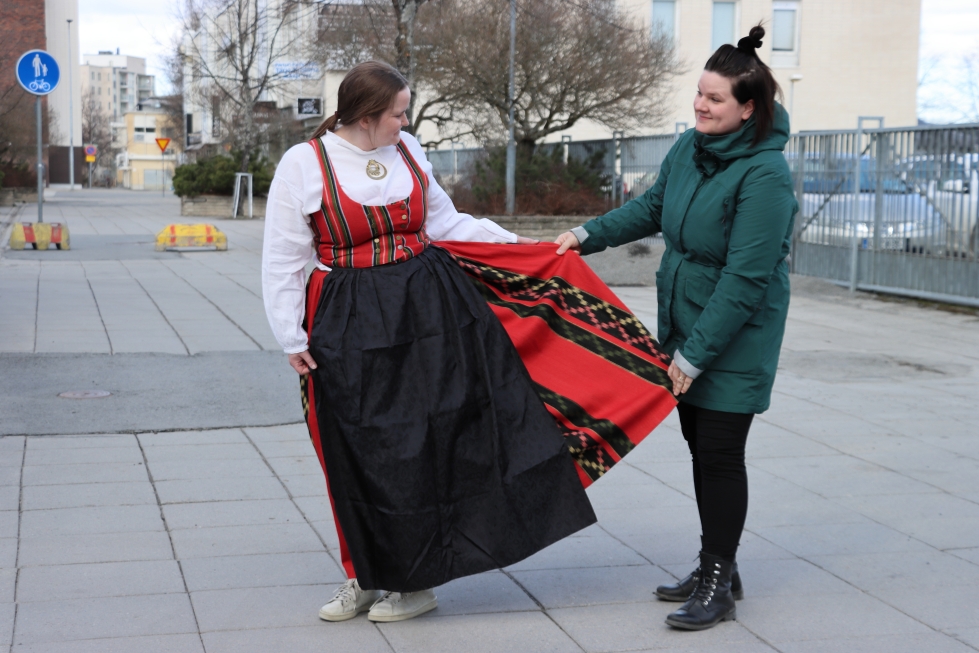 Kata Huhtakoski puki ensimmäistä kertaa päälleen kansallispuvun. Marja Palo ihailee Peräseinäjoen puvun hameen flammuraitaa.