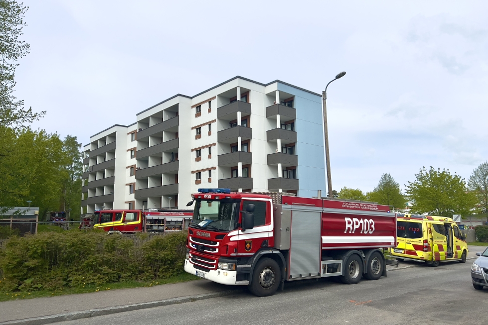 Palosaarentiellä Vaasassa syttyi tulipalo kerrostalon neljännen kerroksen huoneistossa.