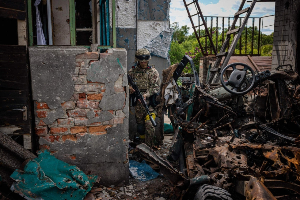 Ukrainalaissotilas tuhoutuneessa kylässä Harkovan pohjoispuolella. Lehtikuva/AFP