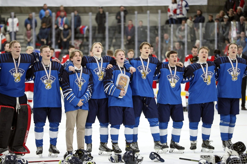 Suomen MM-pronssijoukkue palkintojenjaossa jääkiekon alle 18-vuotiaiden miesten MM-kilpailujen pronssiottelussa Suomi-Tshekki Landshutissa Saksassa 1. toukokuuta 2022. 