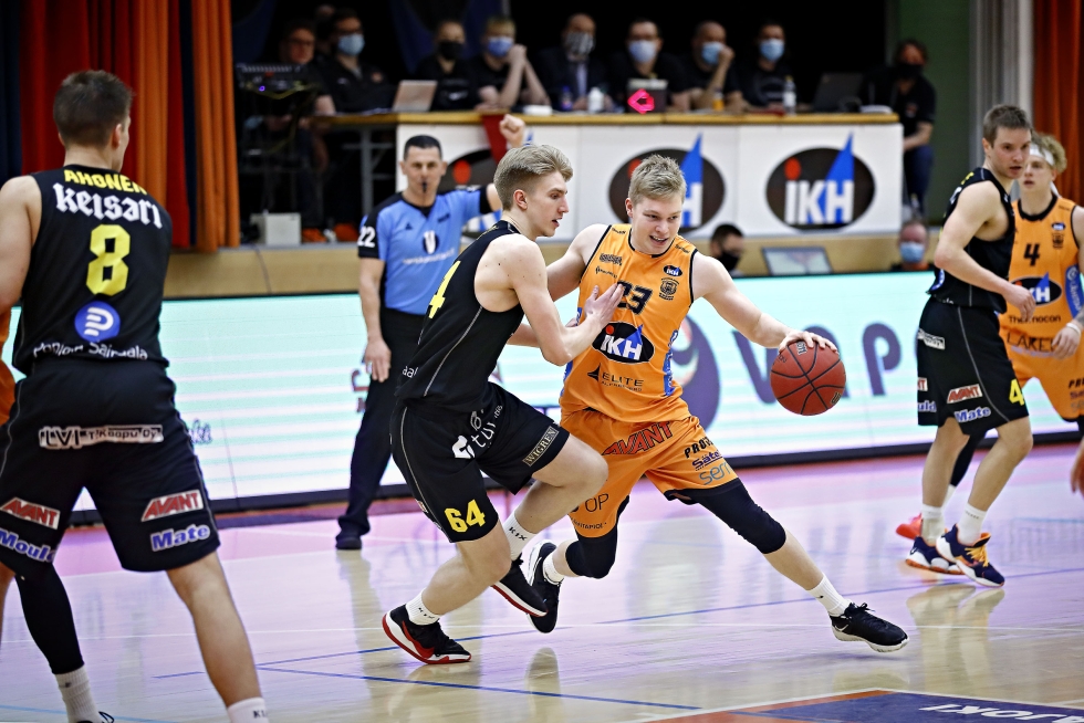 Karhu Basketin Joona Hakamaa on pelannut vahvan kauden. 