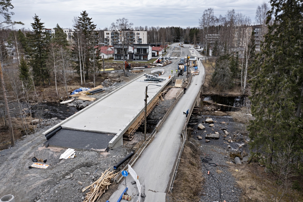 Törnävällä sijaitsevan Björkenheimin uuden sillan rakentaminen on loppusuoralla. Kansi on valettu ja sillan kaiteiden asennus alkaa tiistaina.