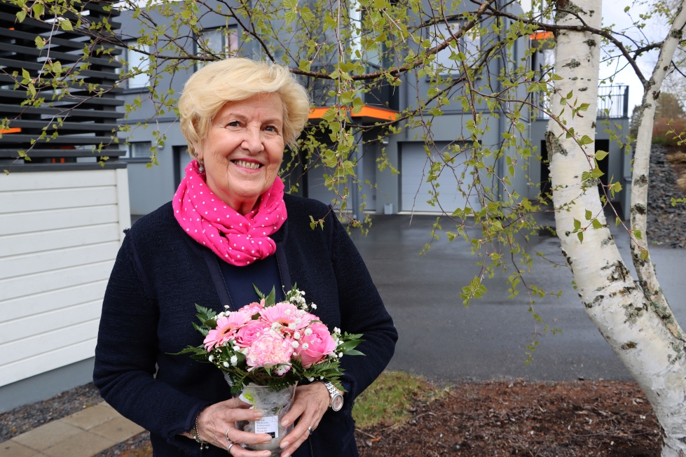 Anneli Björklöf sai Vuoden Valentinalle kuuluvan maljakon ja kukkaset torstaina Sydännaisten kokouksessa.
