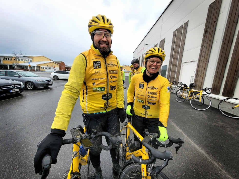 Sami Nikkola ja Sanna Ahola polkivat lauantaina Team Rynkeby Ostrobothnia -joukkueen kanssa Korsnäsissä ja Närpiössä.