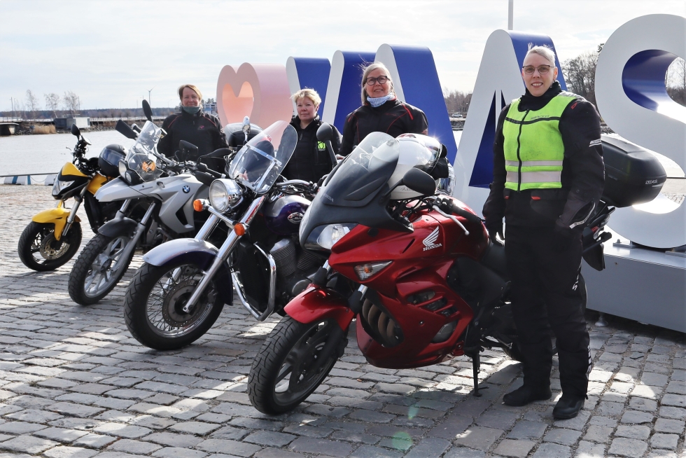 Carola Storgård, Tarja Paloaho, Virva Hirvi-Nevala ja Mari Kivelä lähtevät perinteeksi muodostuneelle helatorstain moottoripyörämatkalle Ahvenanmaalle. Moottoripyöräilyssä nälkä kasvaa syödessä.