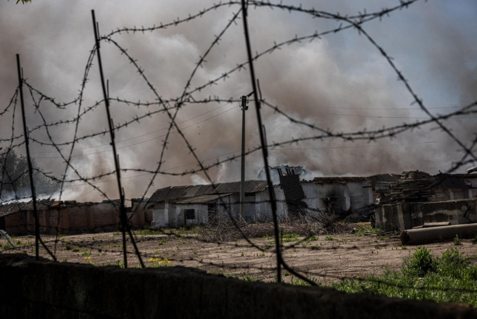 Veriteon motiivina epäillään olleen se, että sotilaat pelkäsivät miehen kertovan heidän liikkeistään ukrainalaisille. Orikhivin kaupungissa Ukrainassa paloi keskiviikkona varasto. LEHTIKUVA/AFP