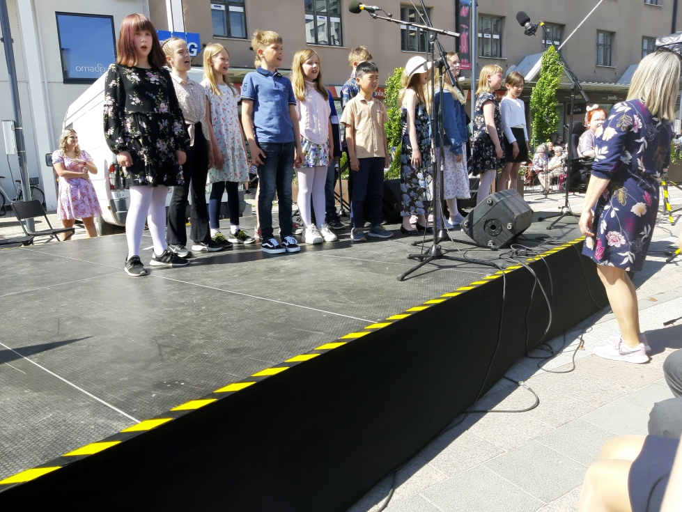 Väliaikaisen lavan ensimmäisiä esiintyjiä olivat Hyllykaĺion musiikkipainotteisen luokan oppilaat, jotka lauloivat Suvivirsi soi -tapahtumassa.  