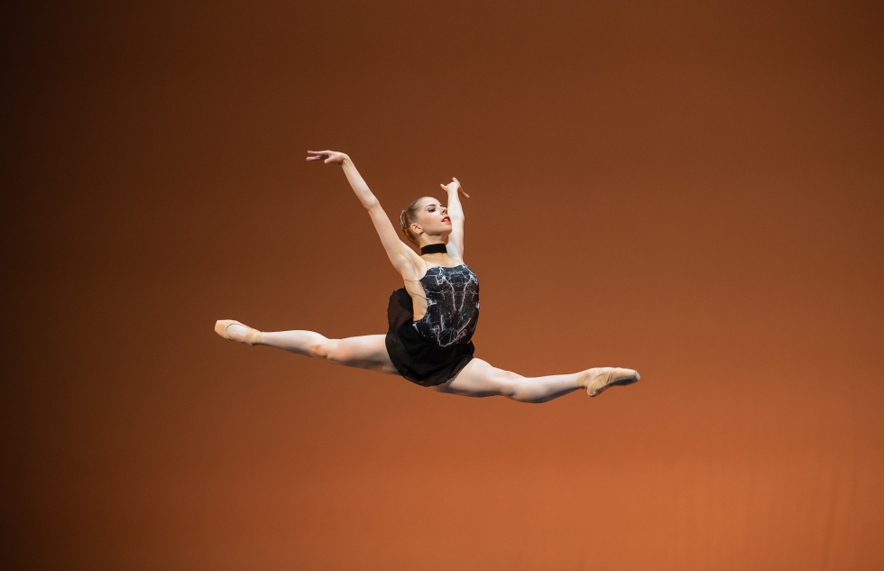 Pinja Rissanen on Helsingin kansainvälisessä balettikilpailussa kerännyt kiitosta muun muassa perustekniikasta sekä klassisesta osaamisesta. Kuva sunnuntain finaalin toisesta variaatiosta.