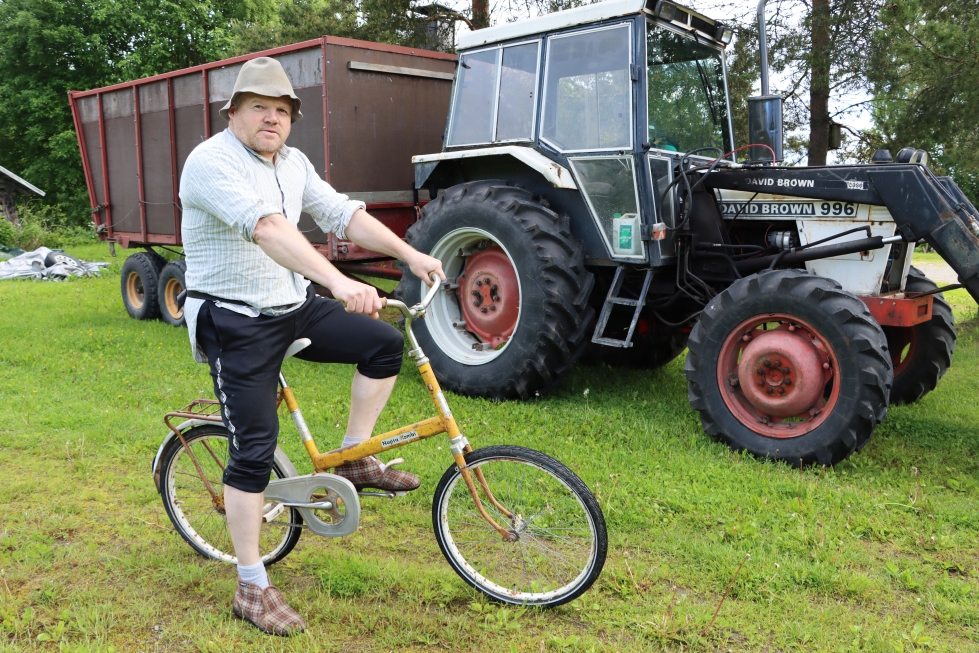 Veli Kujala vie juhannusetkoille David Brown -traktorinsa lisäksi koulupoikana saamansa Nopsa Kombi -polkupyörän.