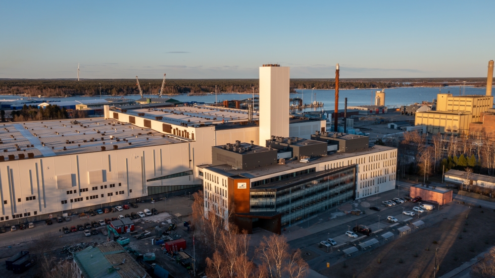 Wärtsilän STH on Vaasan sataman naapurissa. Sitä kautta saadaan valmiit laivamoottorit toimitettua asiakkaille. Oikealla on STH:n toimistorakennus. Vasemmalla massiivinen, vaalea rakennus sisältää esimerkiksi erilaisia laboratorioita ja testitiloja sekä laivamoottorien tuotantotilat.