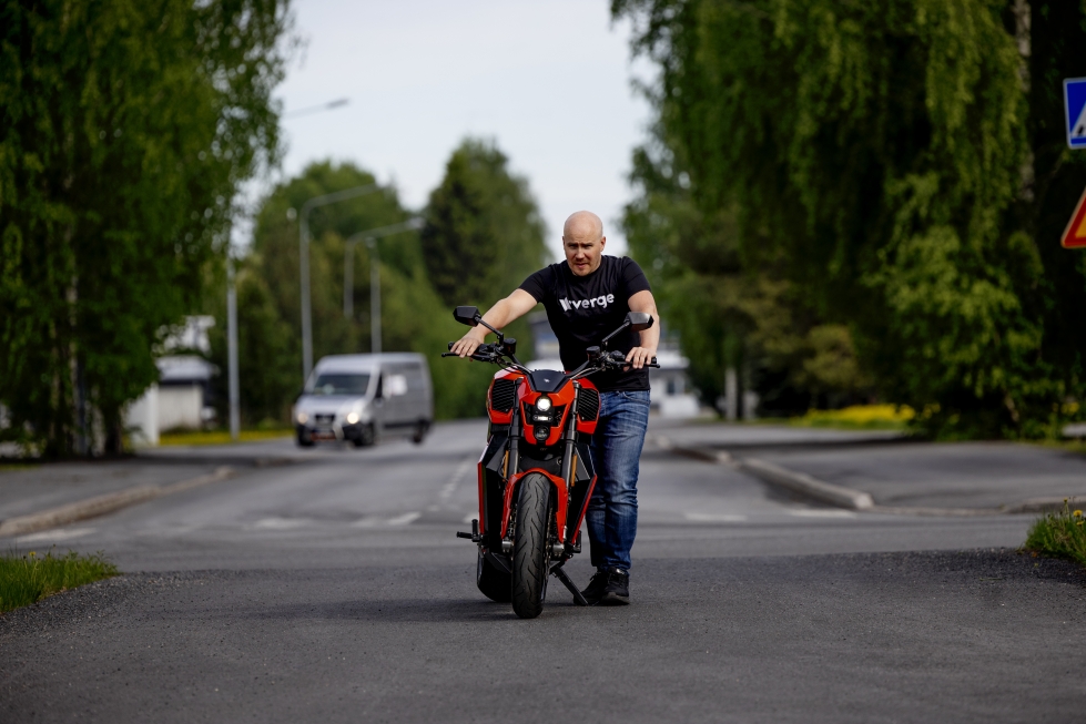 Tuomo Lehtimäki esitteli prototyyppiä viime kesäkuussa. Nyt Vergen ensimmäiset sähkömoottoripyörät on jo luovutettu loppukäyttäjille. Arkistokuva.