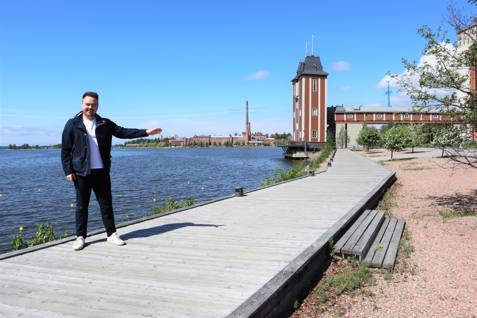 Tommi Mäki seisoo laiturilla, jolta voi tulevana kesänä katsella ja kuunnella bändejä. Vaasa Festivalin alue laajenee Åbo Akademin ja elevaattoritornin suuntaan.