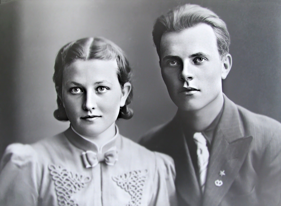 Nuorenparin kihlakuva. Aarre Marttila kihlautui jalasjärveläisen Siiri Rajalan kanssa välirauhan aikana 17.8.1940. 