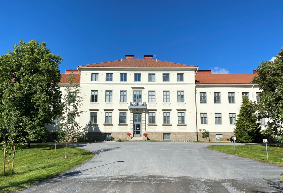 Hostel Björkenheim sijaitsee Piirin alueen vuonna 1923 valmistuneessa päärakennuksessa.