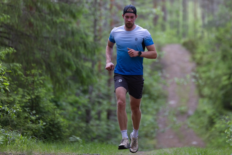 Joni Mäki harjoittelee juoksua, rullahiihtoa ja pyöräilyä keskimäärin 18–23 tuntia viikossa.
