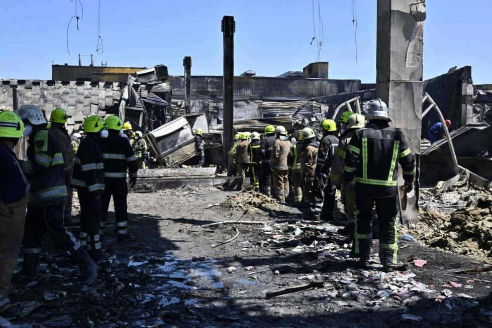 Venäjän ohjusiskun aiheuttamia tuhoja siivottiin Ukrainan Krementshukissa tiistaina. LEHTIKUVA/AFP