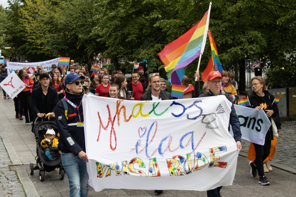 Vaasan Pride-kulkueessa liput liehuivat ja banderollit nostivat esiin tasavertaisuuden sanomaa.