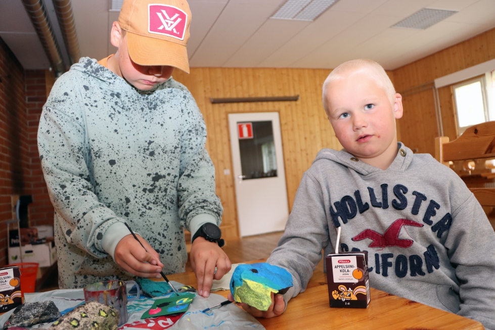 Lehtisen veljekset Juho, 11 ja Jaakko, 8 olivat maalauspuuhissa Pässilän majalla järjestetyssä lasten kesäkerhossa viime perjantaina. 